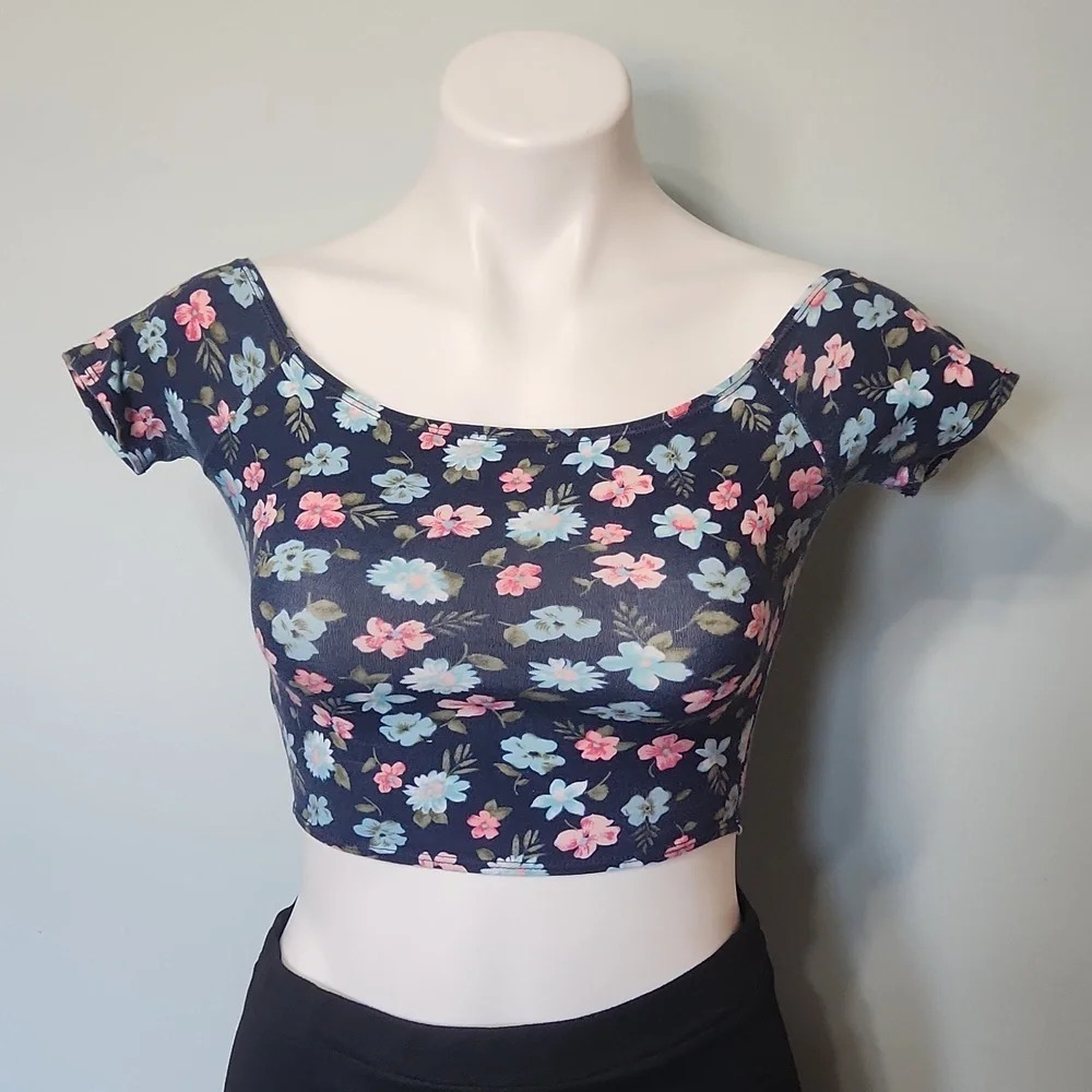 FINAL SALE Hollister Navy floral crop top - Picture 2 of 13